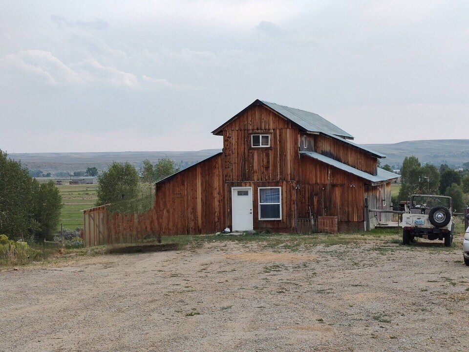 103 B J Rd in Boulder, WY - Building Photo