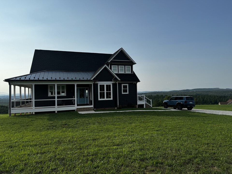 755 Skyline Rd in Appomattox, VA - Building Photo