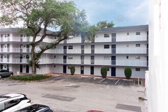 447 NE 195th St in Miami, FL - Building Photo - Building Photo