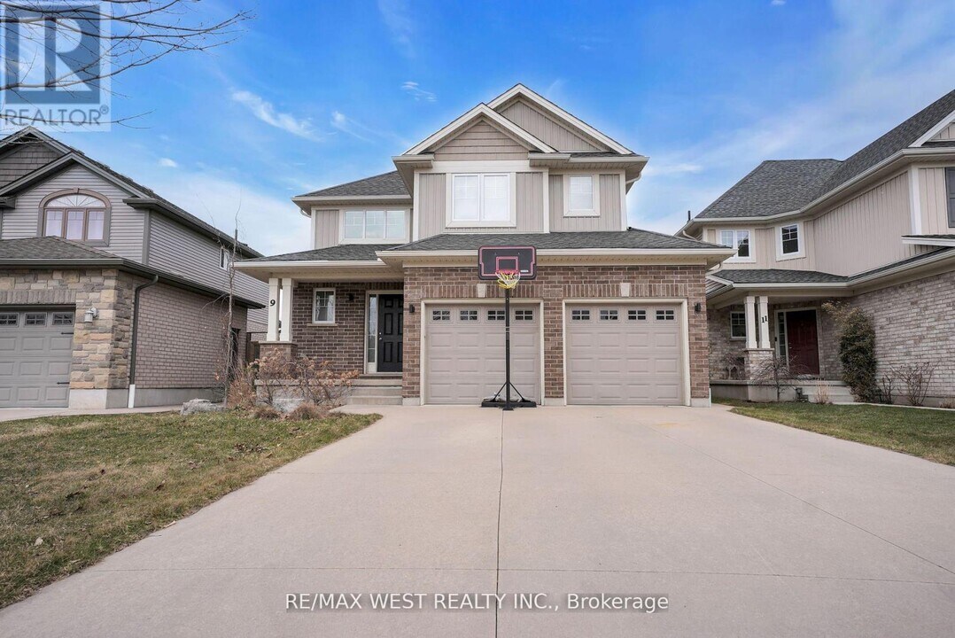 9 Noble Lane in St Thomas, ON - Building Photo