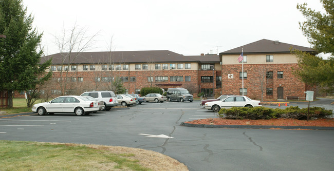 St Elizabeth Manor in East Hartford, CT - Foto de edificio - Building Photo