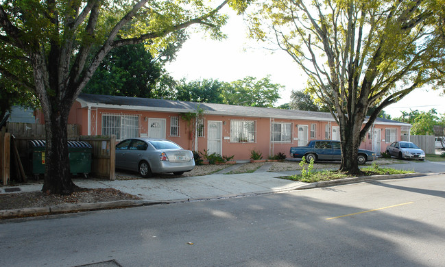 7605-7645 NE 4th Ct in Miami, FL - Foto de edificio - Building Photo