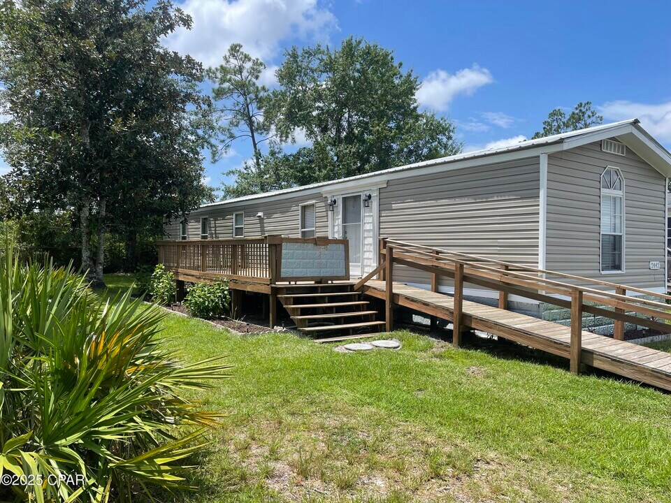 2442 Stacy Dr in Panama City, FL - Building Photo