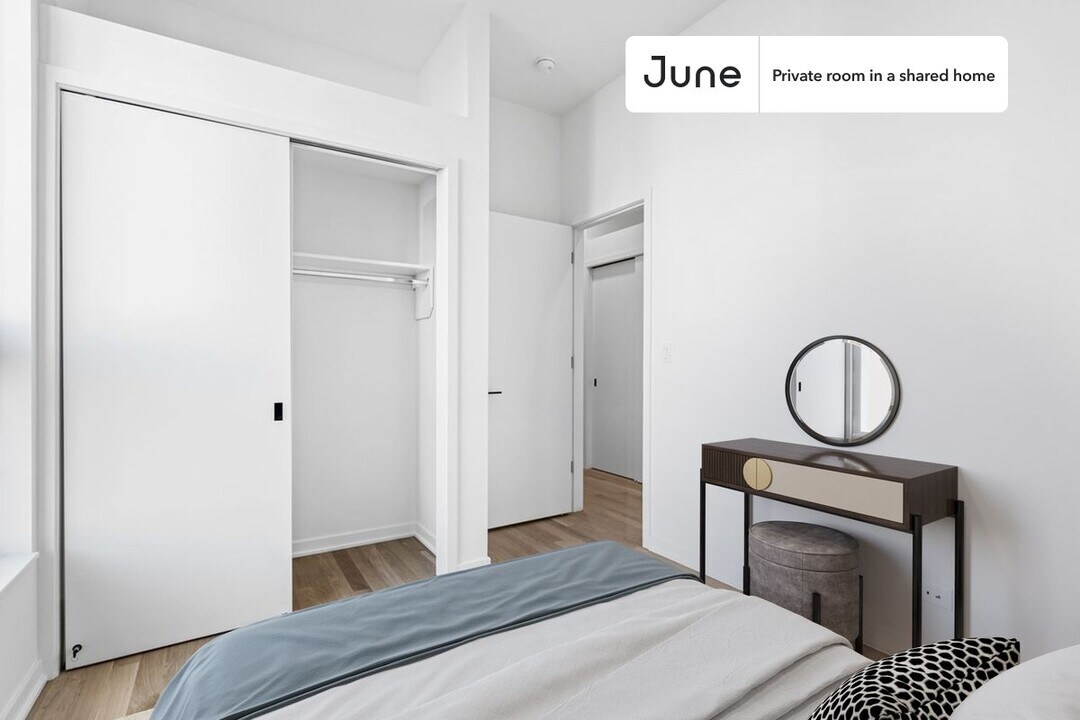 Private bedroom in 4 bed/3.5 bath Home in Chicago, IL - Building Photo