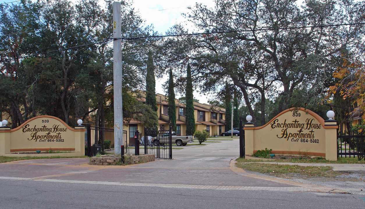 Enchanting House Apartments in Fort Walton Beach, FL - Building Photo