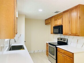 13447 Greenway Dr in Sugar Land, TX - Foto de edificio - Building Photo