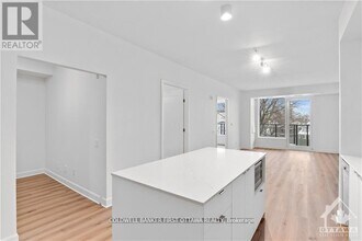115 Echo Dr in Ottawa, ON - Building Photo - Building Photo