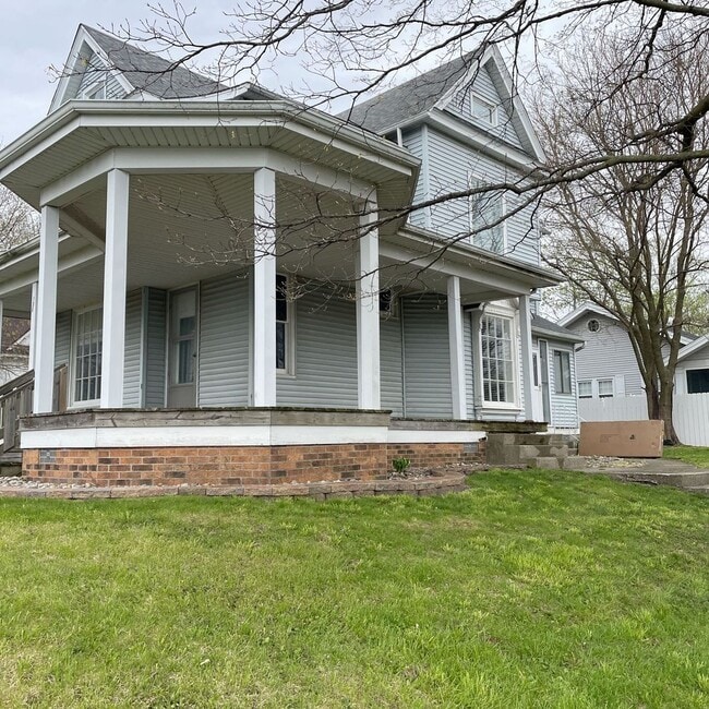 property at 136 S Wood St