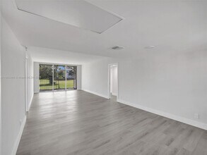 3700 Oaks Clubhouse Dr in Pompano Beach, FL - Building Photo - Building Photo