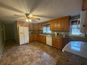 131 Wells Rd in East Windsor, CT - Building Photo - Building Photo