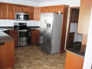 1304 146th Ave, Unit A in New Richmond, WI - Foto de edificio - Building Photo