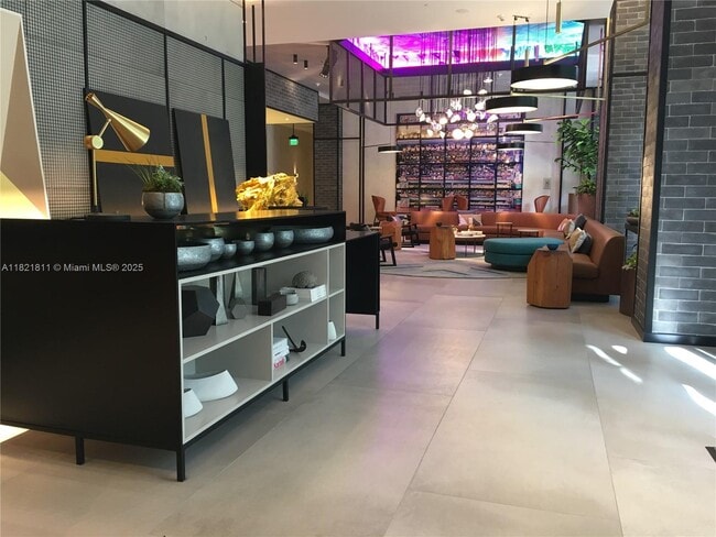 121 NE 34th St, Unit 1410 in Miami, FL - Foto de edificio - Building Photo