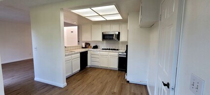 417 San Miguel Cir in Port Hueneme, CA - Building Photo - Building Photo