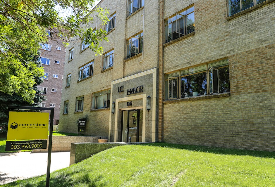 Lee Manor in Denver, CO - Building Photo
