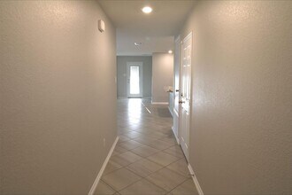 102 Schuylerville Dr in Elgin, TX - Building Photo - Building Photo