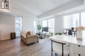 327 King St W in Toronto, ON - Building Photo - Building Photo