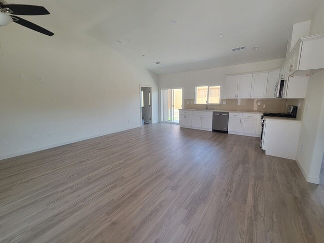 8418 Grandy St in Bakersfield, CA - Foto de edificio - Building Photo