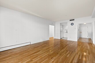 206 Shearwater Ct W, Unit 66 in Jersey City, NJ - Building Photo - Building Photo