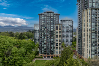 City Pointe Towers in Surrey, BC - Building Photo - Building Photo