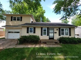 10708 E 28th St S in Independence, MO - Building Photo