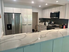 1015 Maunanani St in Honolulu, HI - Building Photo - Building Photo