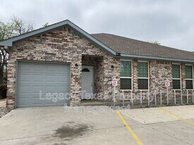 301 E Willingham St in Cleburne, TX - Building Photo
