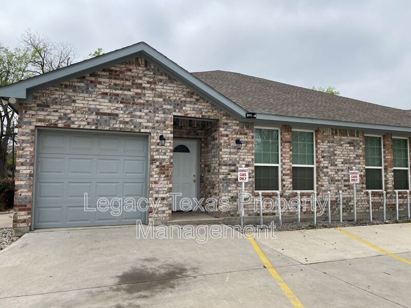 301 E Willingham St in Cleburne, TX - Building Photo
