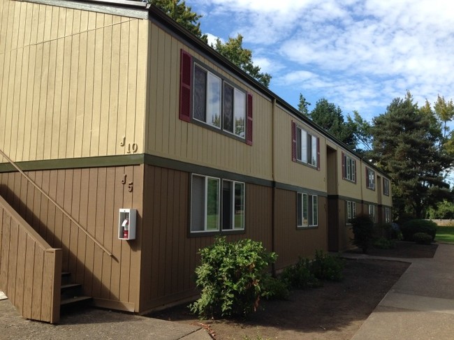 Firwood Village in Eugene, OR - Foto de edificio - Building Photo