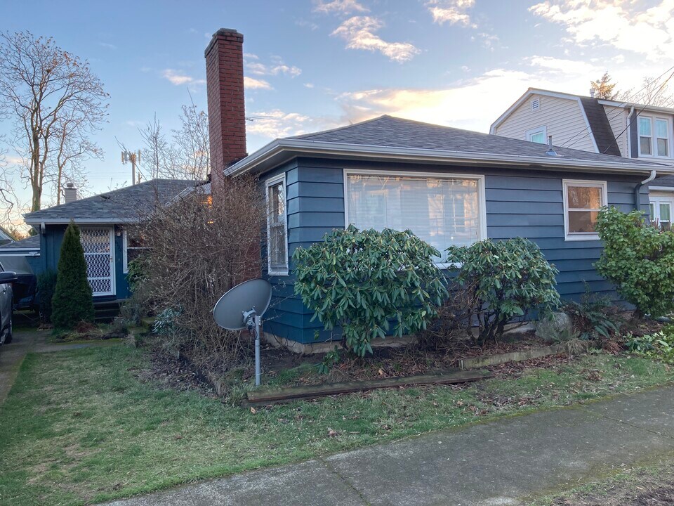 6124 NE Multnomah St in Portland, OR - Building Photo