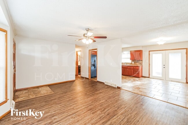 8207 E 85 St in Raytown, MO - Foto de edificio - Building Photo