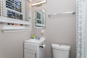 Oak Hollow Apartments in Bethlehem, PA - Building Photo - Interior Photo