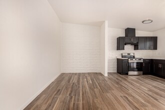 5946 W Rose Ln in Glendale, AZ - Building Photo - Building Photo