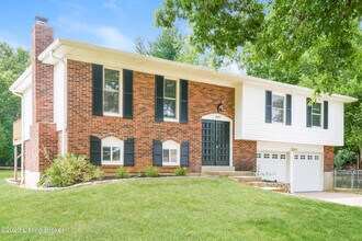 7402 Stone Bluff Ct in Louisville, KY - Building Photo - Building Photo