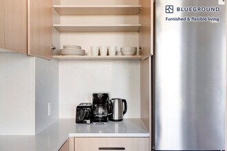 478 Kent Ave, Unit FL5-ID2129 in Brooklyn, NY - Foto de edificio - Building Photo