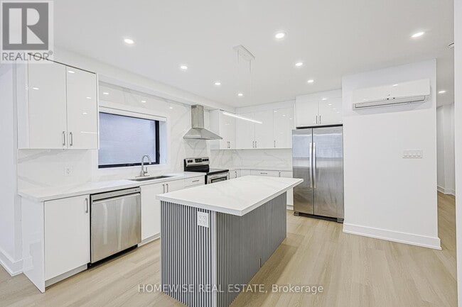 999 Eglinton Ave W in Toronto, ON - Building Photo - Building Photo