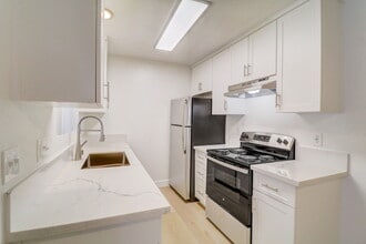 Valle at Canyon in San Diego, CA - Building Photo - Building Photo