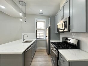 437 W Belden Ave, Unit J08W in Chicago, IL - Building Photo - Building Photo