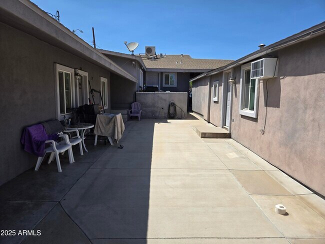 145 W Wickenburg Way in Wickenburg, AZ - Building Photo - Building Photo