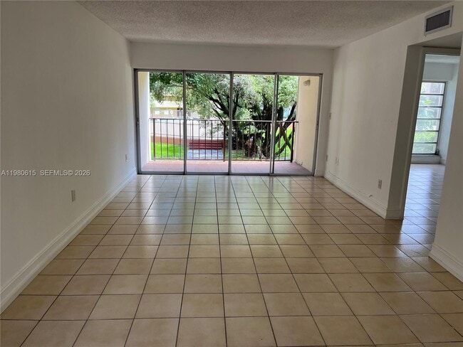 9190 Fontainebleau Blvd in Miami, FL - Building Photo - Building Photo