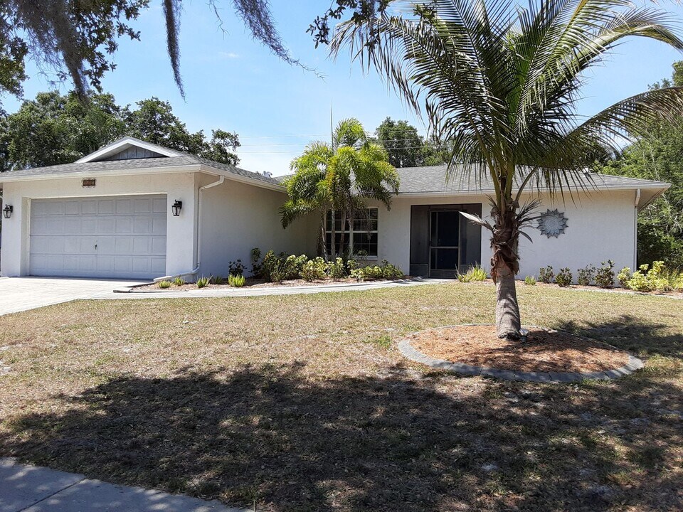 5619 Colonial Oaks Blvd in Sarasota, FL - Building Photo