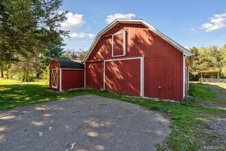 2860 E Coon Lake Rd in Howell, MI - Building Photo - Building Photo