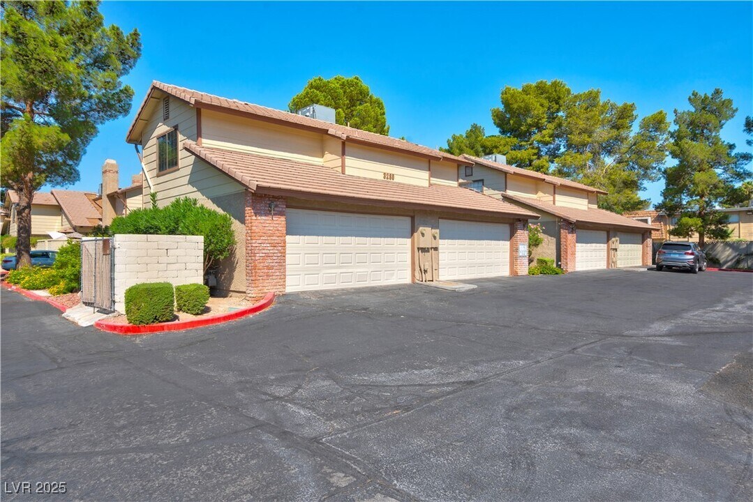 3280 Dayflower St in Las Vegas, NV - Building Photo