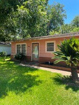 502 Breezy Ln in Wharton, TX - Building Photo