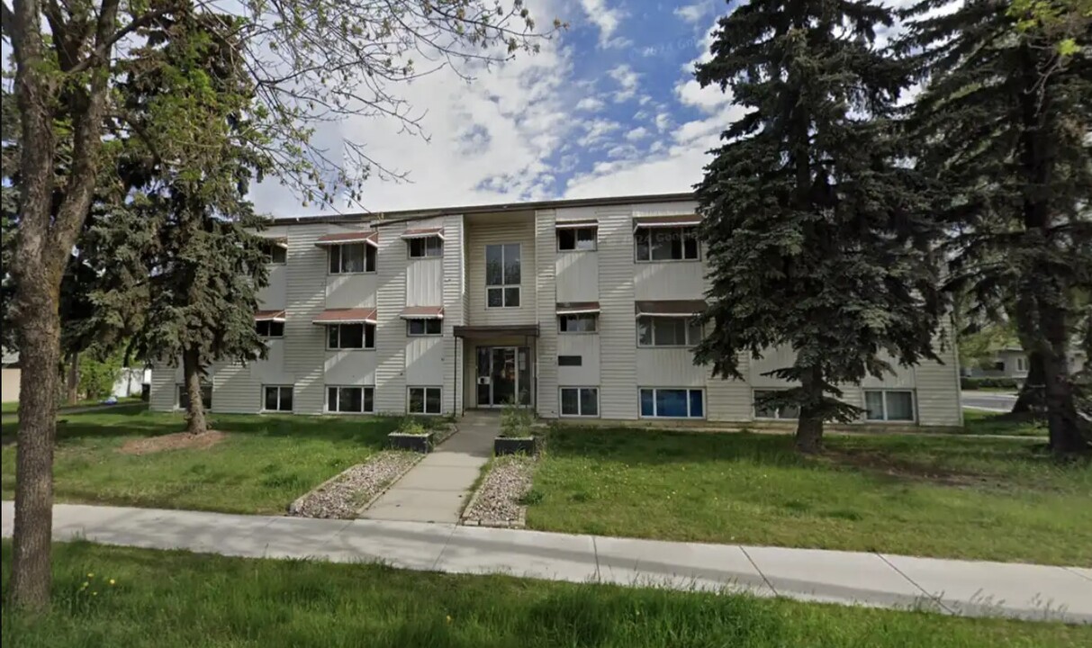 9108-9127 127 Ave NW in Edmonton, AB - Building Photo