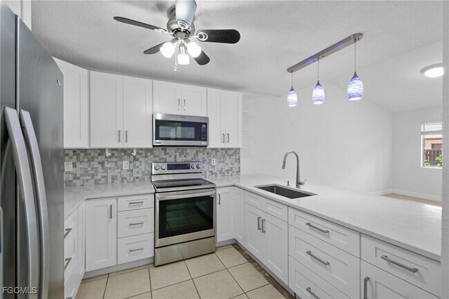 6322 Royal Woods Dr in Ft. Myers, FL - Building Photo - Building Photo
