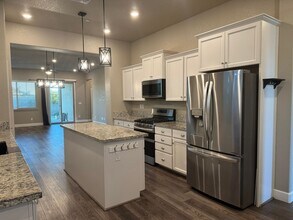 5073 Creekhollow Way in Roseville, CA - Building Photo - Building Photo