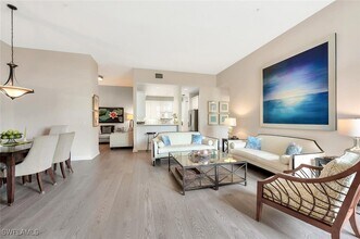 375 5th Ave S in Naples, FL - Foto de edificio - Building Photo