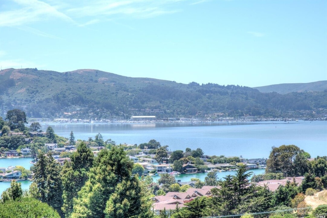 132 Marinero Cir in Tiburon, CA - Foto de edificio