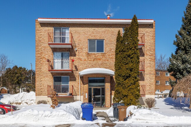 405 Lulli Rue in Laval, QC - Building Photo - Building Photo