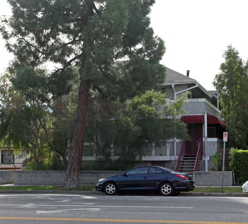 17078 Chatsworth St in Granada Hills, CA - Foto de edificio